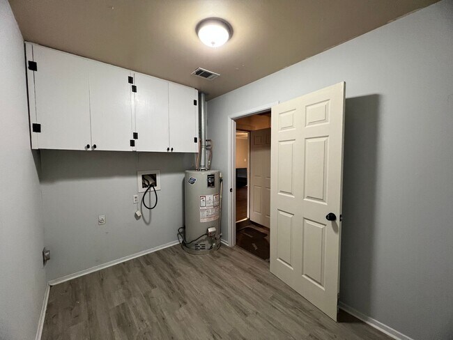 Building Photo - Greenacres -North Bossier.. Close to Barksdale Air Force Base..