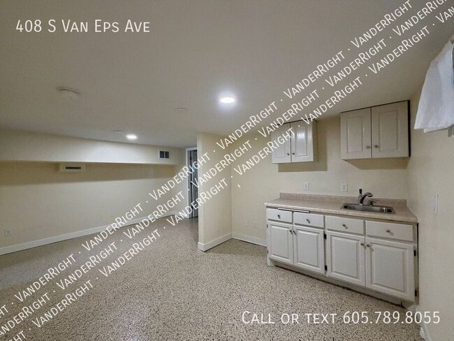 Building Photo - 408 S Van Eps Ave