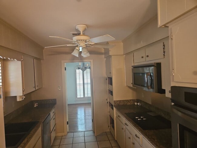 Building Photo - 2924 Fernway Dr