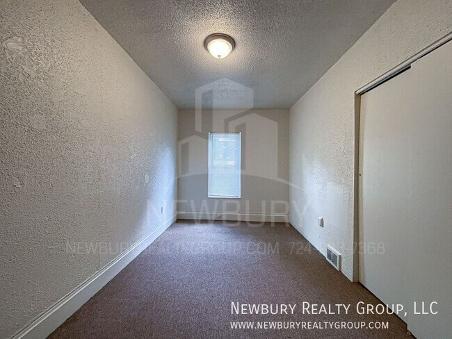 Building Photo - 37 Hickory St