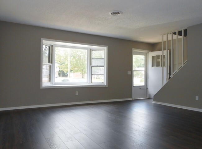 Building Photo - Very Nice 2 Bedroom 1.5 Bathroom Two-Story...