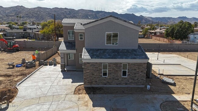 Building Photo - 921 E Desert Ln