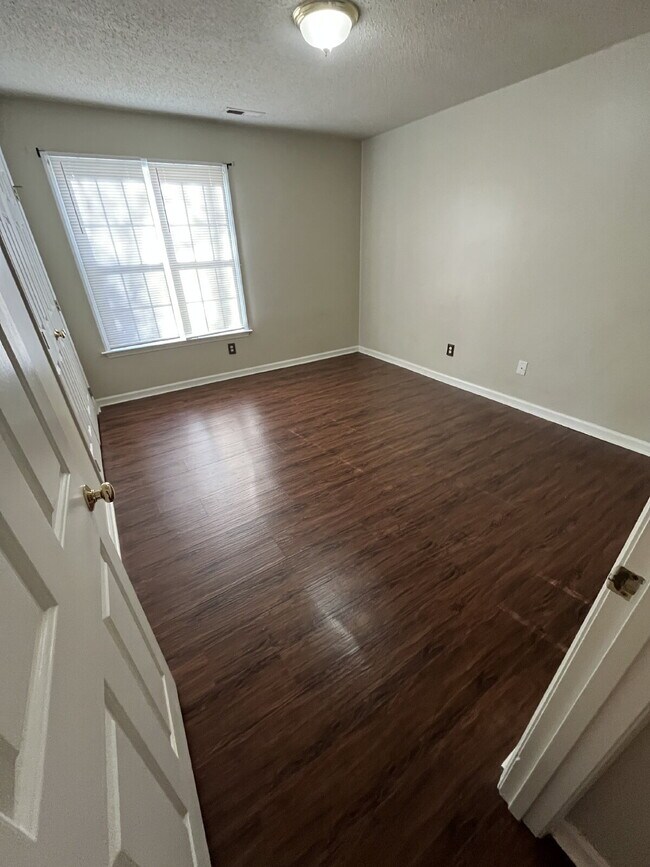 Building Photo - "Charming 2-Bed, 2-Bath Retreat in High Point's Peaceful Ambassador Court!"