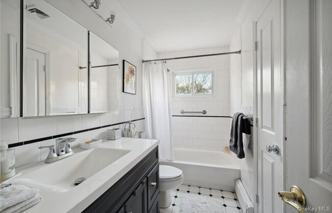 Building Photo - 23 N Westbury Rd