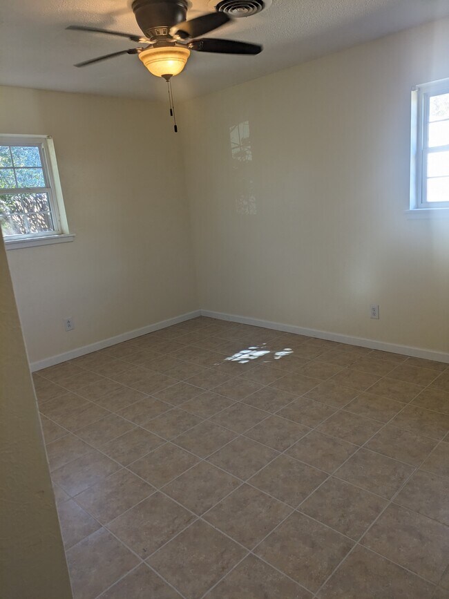 Building Photo - 120 Sandy Ln