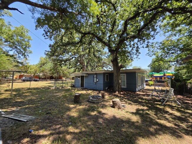 Building Photo - 522 E Davilla Ave