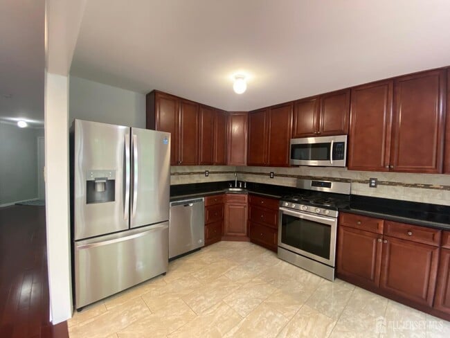 Building Photo - 120 Briarwood Dr