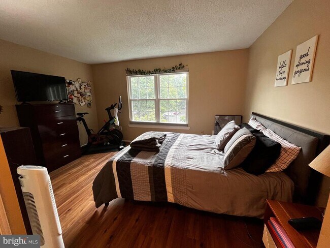 Building Photo - 7746 New Providence Dr