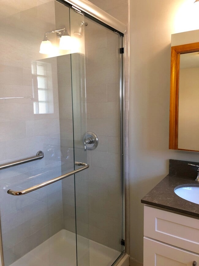 Building Photo - Updated 3Bed/2Bath Home For Rent Brookfield! 2 Car Attached Garage