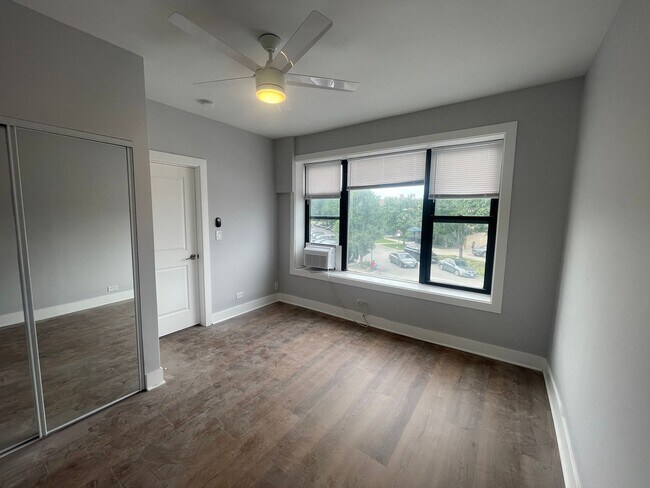 Building Photo - 4393 N Elston Ave