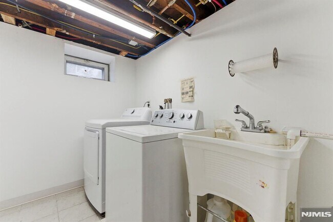 Building Photo - 113 Oak St