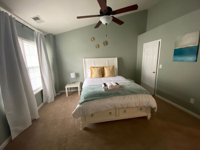 Building Photo - MOVE-IN READY!