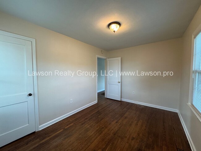 Building Photo - Raleigh Court Three Bedroom with Garage