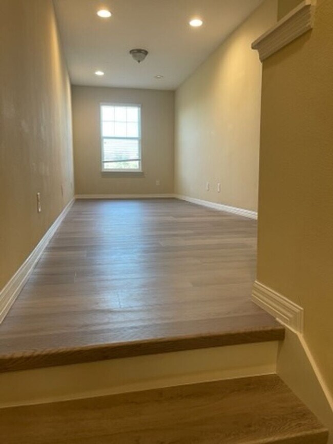 Building Photo - 3 Bed 2.5 Bath Tech Savy Corner Townhouse in Windermere