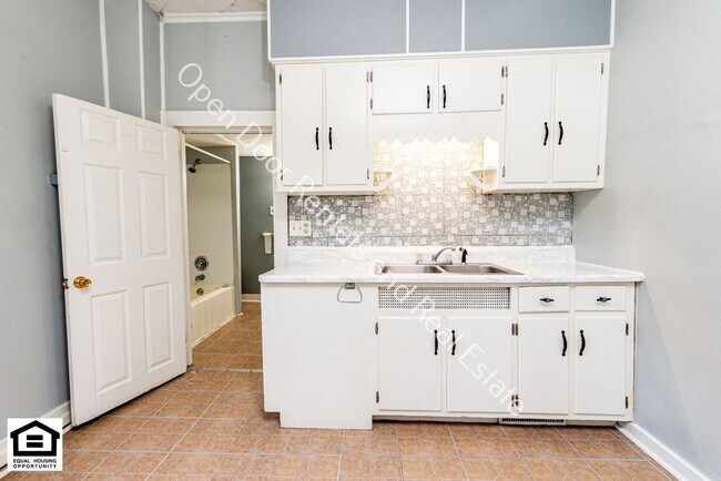 Building Photo - 928 Putnam St