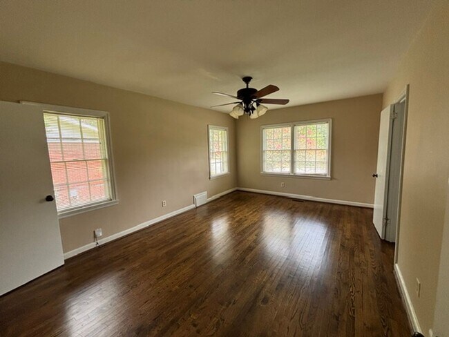 Building Photo - 1531 Iris Dr
