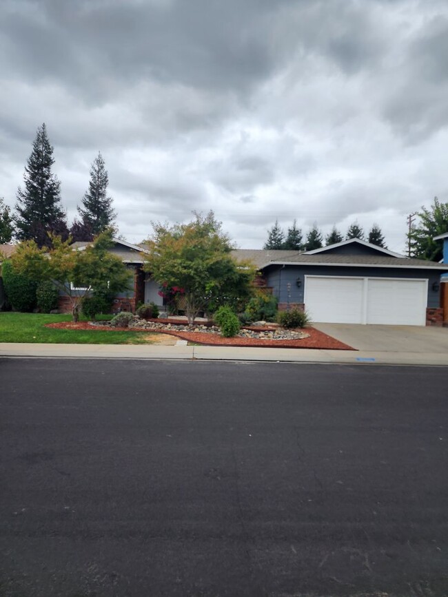 Primary Photo - 3 Bedroom 2 bath with 2 car garage off of ...