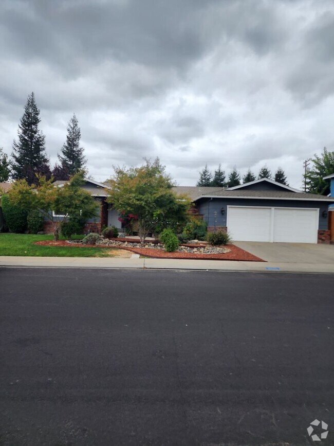 Building Photo - 3 Bedroom 2 bath with 2 car garage off of ...