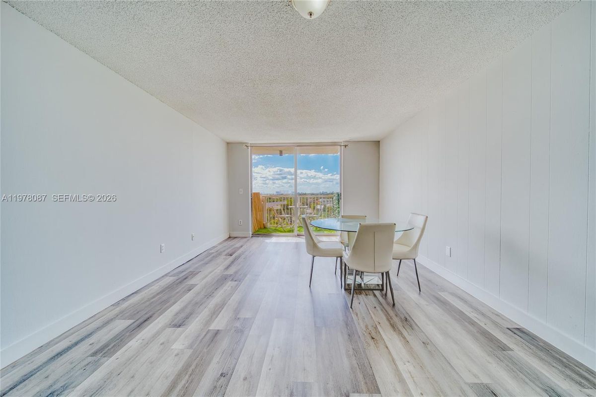 Building Photo - 2000 NE 135th St