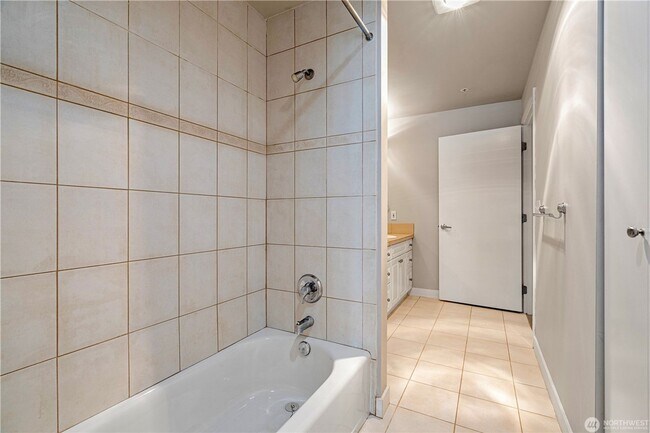 Building Photo - Top-Floor Condo with Office/Den + Private Balcony in the Heart of Seattle