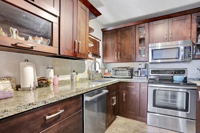 Building Photo - 2850 Carambola Cir S