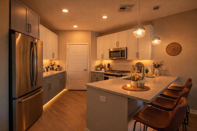 Building Photo - 777 E Stella Ln