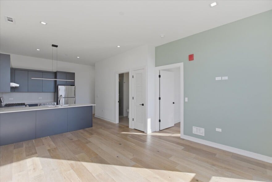 Building Photo - 4515 N Clark St