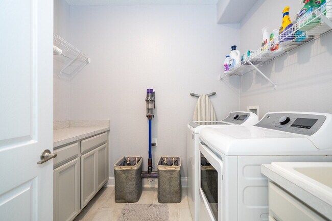 Building Photo - "Spacious 4-Bedroom Retreat with 3 Full Baths in Winter Garden's Serene Sanctuary"
