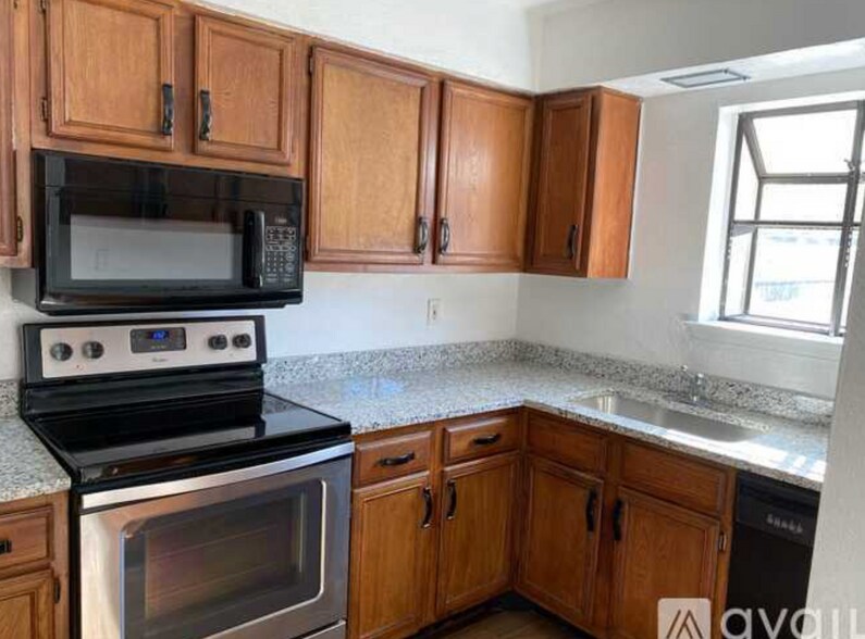 Building Photo - Room in Townhome on Royal Ln