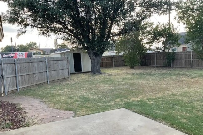 Building Photo - 2102 Colonial Dr