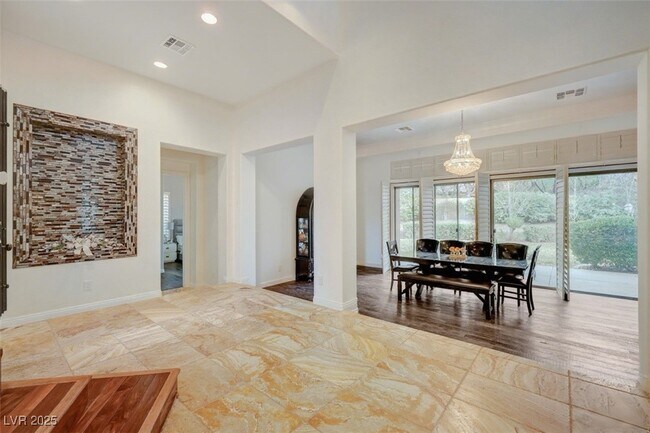 Building Photo - 6 Holly Tree Ct