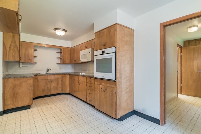 Building Photo - $500 move-in incentive! Awesome 3-bdrm/2-b...