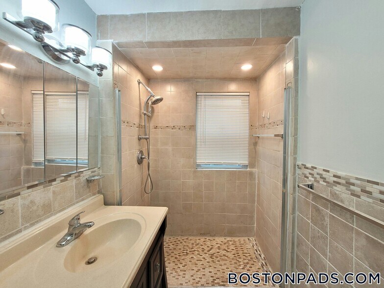 Building Photo - 17 Wachusett St