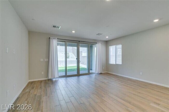 Building Photo - BEAUTIFUL 4 BEDROOM PROPERTY IN GATED COMMUNITY!