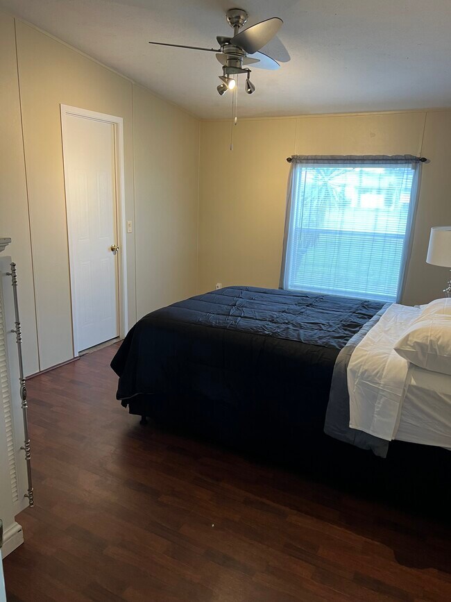 Room for rent - 5255 Star Line Dr