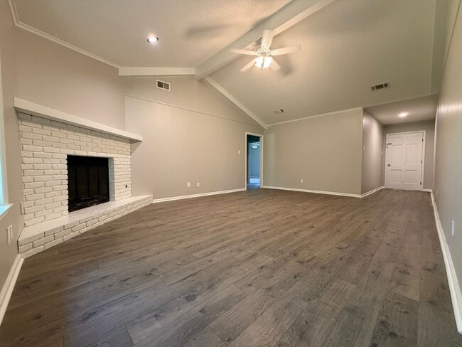 Building Photo - Buy or Lease!