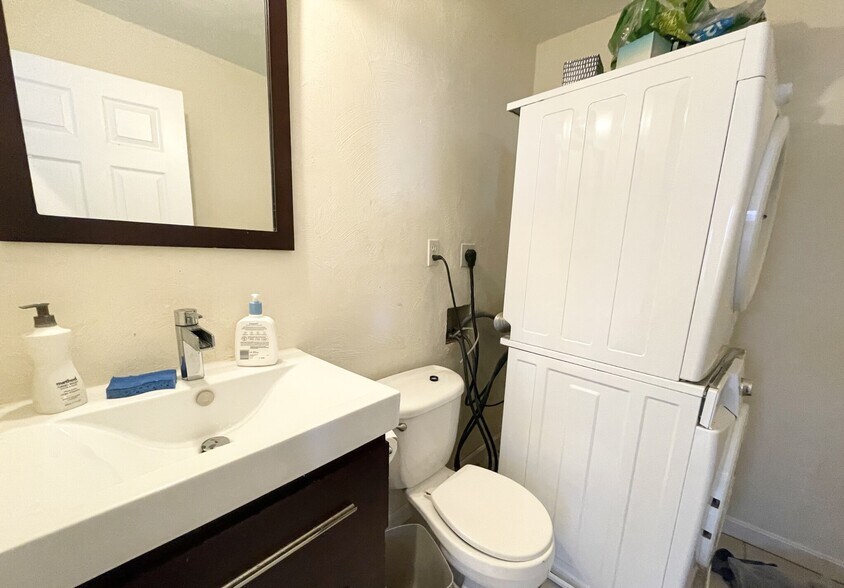 Building Photo - 7 Iroquois St