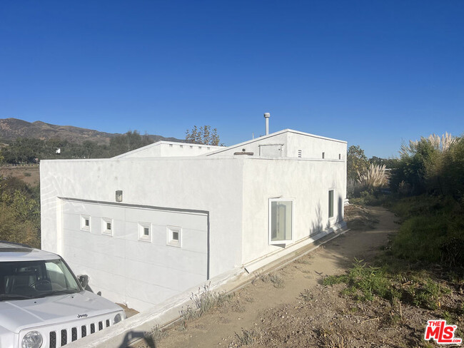 Building Photo - 6524 Dume Dr