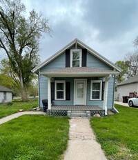 Building Photo - Charming 3-Bedroom Home with Kitchen, Sunr...