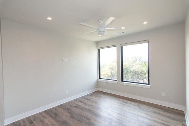 Building Photo - 2802 Lawrence Dr