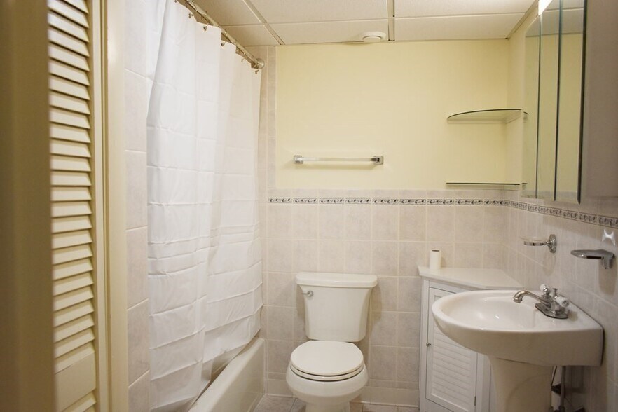 Building Photo - 55 Broadlawn Park