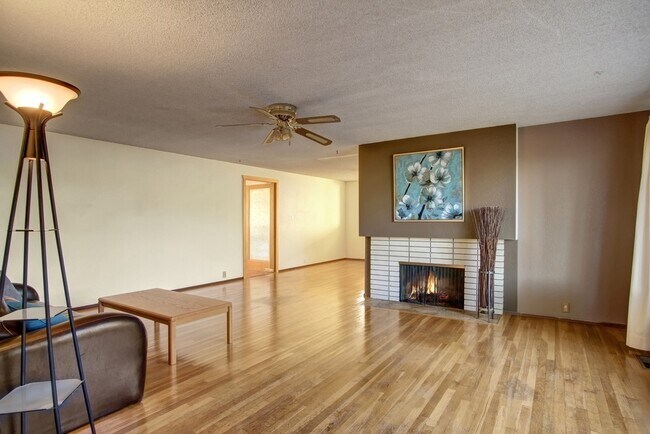 Building Photo - Bellevue Home