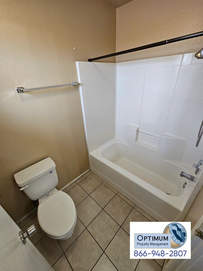Building Photo - Spacious 6 bedroom , 3 bathroom home with downstairs bedroom and bath