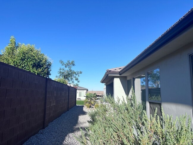 Building Photo - 3 bed | 2.5 bath single story with office