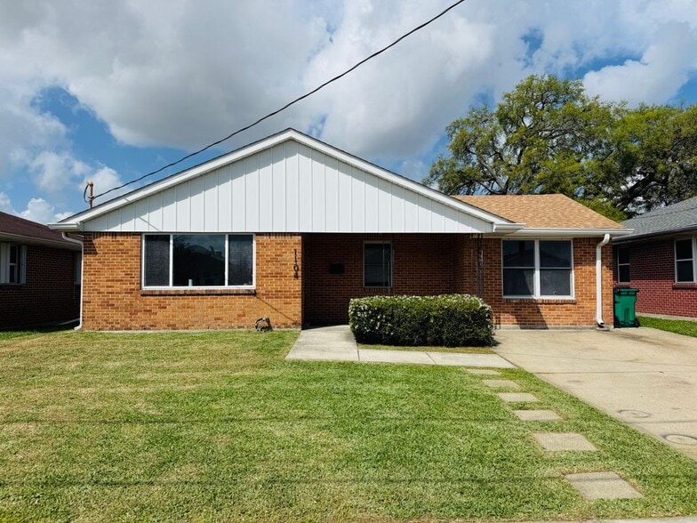 Building Photo - 1104 N Bengal Rd