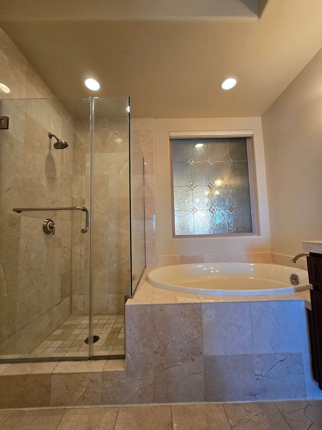 Building Photo - An Amazing Furnished 3 Bedroom Condo at La...