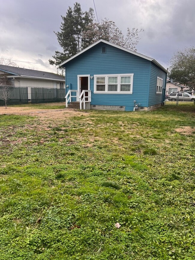 Building Photo - SIngle Family 2 Bedroom 1 Bath Home on Lar...