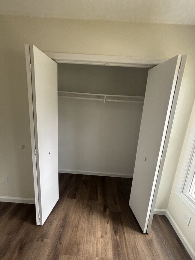 Building Photo - 887 Edwards Rd