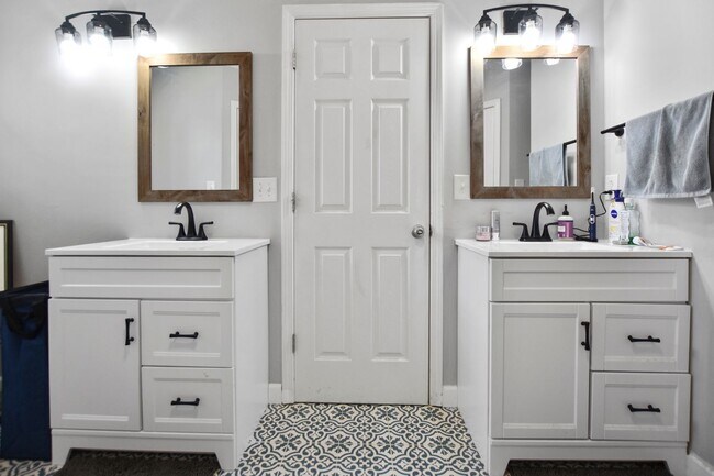 Building Photo - Pet Friendly Three Bedroom with Bonus!