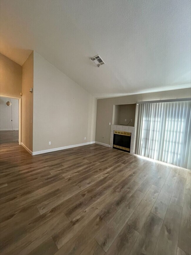 Building Photo - 3 Bedroom 2 Bath Home Off Durango